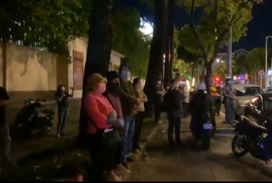 Trước đó, bà Hằng đã liên tục livestream tố nhiều nghệ sĩ như Hoài Linh, Đàm Vĩnh Hưng, Thủy Tiên, Trấn Thành, MC Đại Nghĩa... ăn chặn tiền quyên góp cho đồng bào miền Trung bị ảnh hưởng bởi lũ lụt năm 2020. Cơ quan cảnh sát điều tra Bộ Công an xác minh và kết luận họ không có hành vi gian dối, không chiếm đoạt tiền và không khởi tố vụ án hình sự. Đồng thời, Công an TP HCM cũng ra quyết định không khởi tố vụ án hình sự đối với ông Võ Hoàng Yên do không có dấu hiệu tội phạm. 