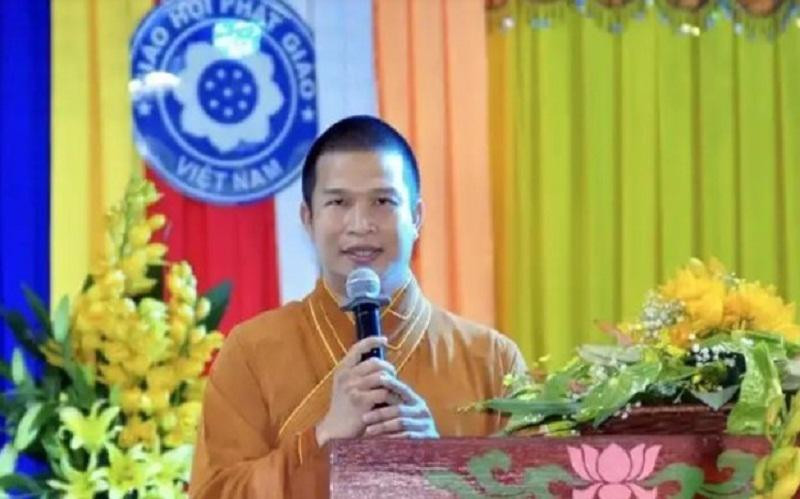 Năm 2020, Cung nảy sinh ý định lừa tiền của một nữ ca sĩ ở TP.HCM. Khi trò chuyện, nạn nhân có cho Cung hay về một người bạn đang ở Anh Quốc muốn về Việt Nam định cư hợp pháp và đang cần người giúp làm thủ tục. 