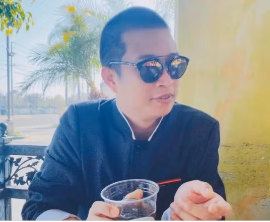 Sau khi biết sự việc, Cung tự nhận đang làm “mật vụ, tình báo” và thường ra nước ngoài để hoạt động trong lĩnh vực tôn giáo, rất nhạy cảm. Cung nói rằng có mối quan hệ quen biết với rất nhiều lãnh cấp cao. Nạn nhân tin tưởng, nhờ Cung làm giúp hồ sơ. 