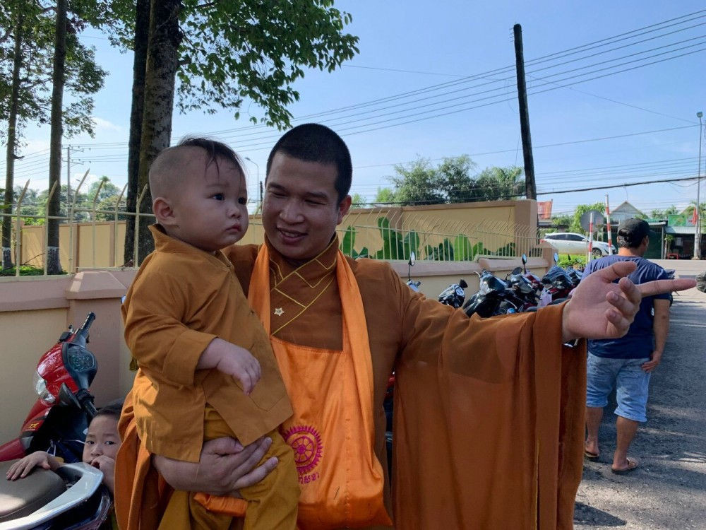 Thời gian tu tại chùa Phước Quang, bị can Cung quen biết với Lê Nguyên Khoa và thường xuyên liên lạc với nhau. Khi trung tâm Cô nhi viện đi vào hoạt động, Cung bổ nhiệm Khoa làm thư ký giúp việc cho mình.