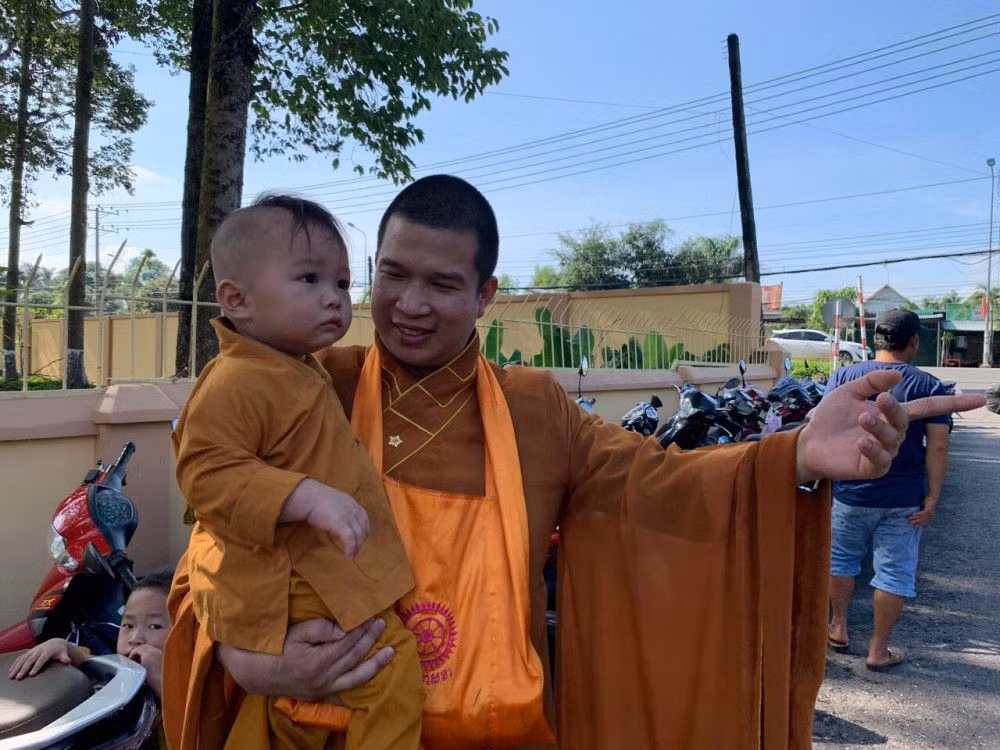 Thời gian tu tại chùa Phước Quang, bị can Cung quen biết với Lê Nguyên Khoa và thường xuyên liên lạc với nhau. Khi trung tâm Cô nhi viện đi vào hoạt động, Cung bổ nhiệm Khoa làm thư ký giúp việc cho mình.