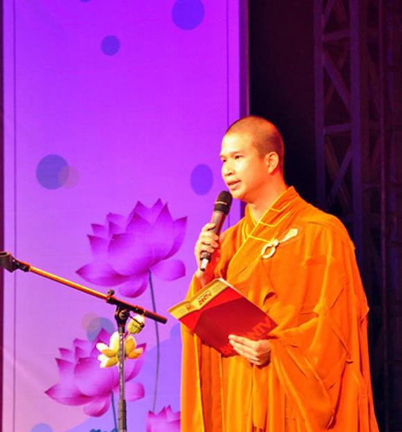 Khi đó, Cung giới thiệu việc từ thiện của mình và nói về những khó khăn, vất vả trong việc nuôi dạy trẻ mồ côi, ý đồ của ông ta “moi” tiền của người hảo tâm. Cung còn dựng lên các sự kiện không có thật để mượn tiền của nhiều người. 