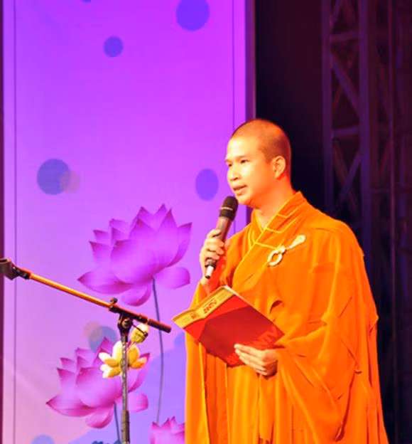 Khi đó, Cung giới thiệu việc từ thiện của mình và nói về những khó khăn, vất vả trong việc nuôi dạy trẻ mồ côi, ý đồ của ông ta “moi” tiền của người hảo tâm. Cung còn dựng lên các sự kiện không có thật để mượn tiền của nhiều người. 