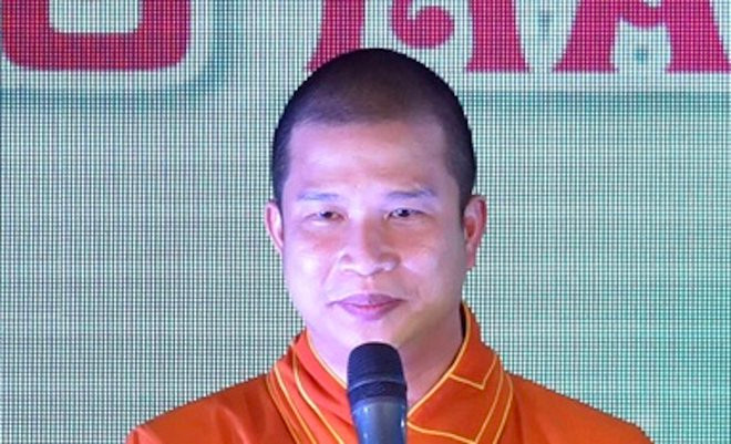 Cung ra giá chi phí là 1 triệu USD. Nữ ca sĩ tin tưởng, chuyển cho Cung 13 tỷ đồng và sau đó bị chiếm đoạt. Trên thực tế, Cung không quen biết ai và cũng không có khả năng như đã hứa với nạn nhân. Ngoài ra, Cung còn lừa tiền của một nạn nhân khác là nữ ca sĩ nổi tiếng… Với thủ đoạn tinh vi, Cung đã lừa đảo của các bị hại gần 68 tỷ đồng. 