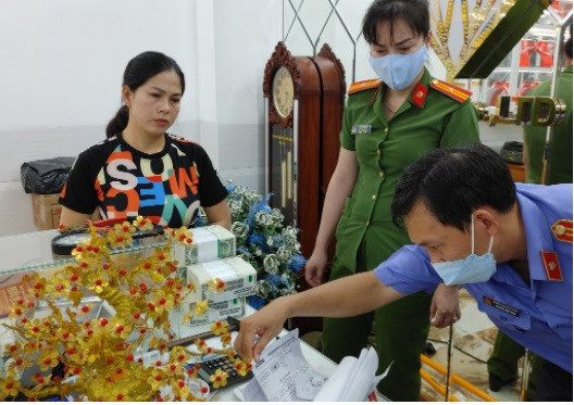 Tiến sĩ, luật sư Đặng Văn Cường, Đoàn Luật sư TP Hà Nội cho biết, theo quy định của pháp luật, tất cả các loại hàng hóa khi đưa vào lưu thông phải thực hiện các hoạt động kinh doanh thì đều phải kê khai, nộp thuế theo quy định. Việc kê khai nộp thuế được Luật quản lý thuế, luật doanh nghiệp, luật thuế thu nhập cá nhân... quy định cách đầy đủ, cụ thể và có rất nhiều văn bản hướng dẫn để thực hiện.