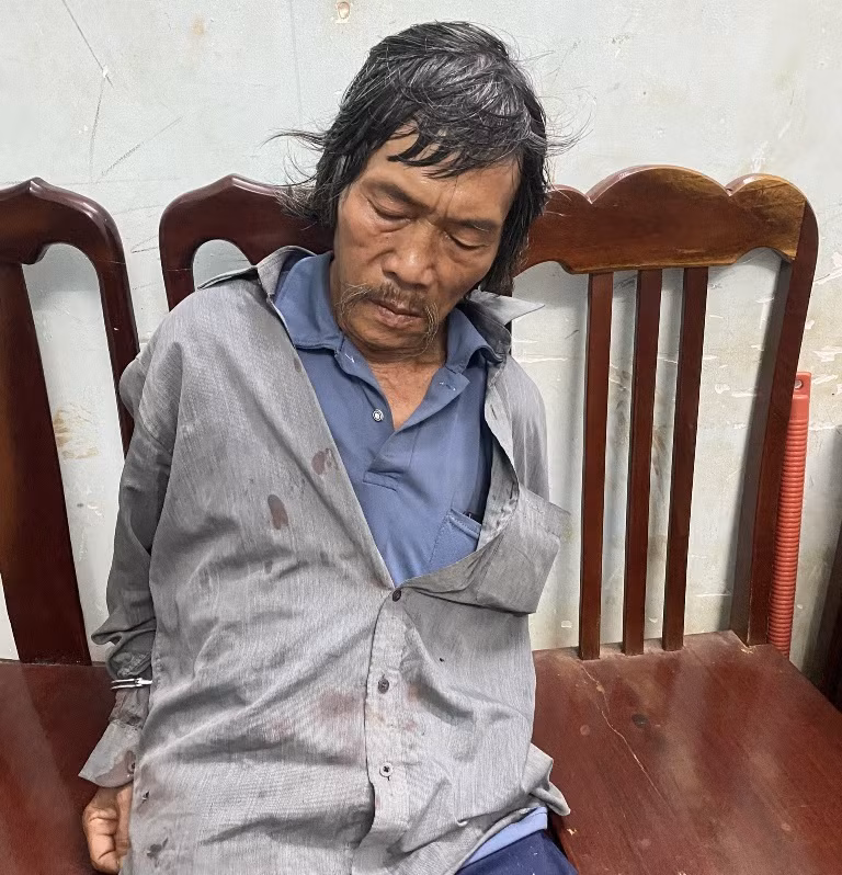 Bắt kẻ sát hại dã man người làm rẫy. Công an tỉnh Bà Rịa - Vũng Tàu vừa cho biết đang tạm giữ Nguyễn Trang (70 tuổi, trú xã Tân Lâm, huyện Xuyên Mộc) để điều tra về hành vi Giết người. Chiều 12/3, người dân phát hiện thi thể ông Vi Văn Sằn (51 tuổi, quê huyện Chi Lăng, tỉnh Lạng Sơn) nằm chết trên võng tại khu vực rẫy, thuộc ấp Bàu Ngứa, xã Tân Lâm với vết dao trên ngực. Cảnh sát sau đó xác định, Trang là nghi phạm.