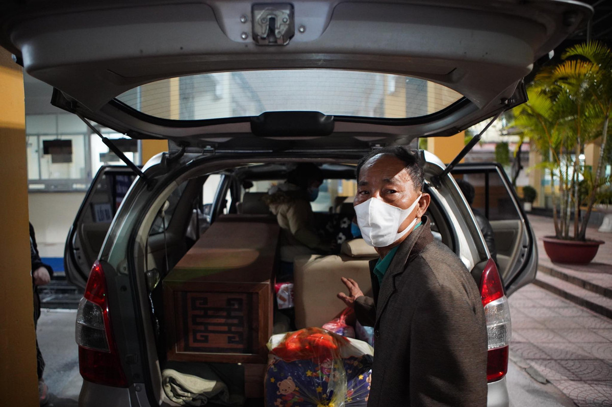  Làm rõ nguyên nhân bé gái 3 tuổi bị đóng đinh vào đầu tử vong. Ngày 13/3, bác sĩ Trần Văn Trung, Trưởng khoa Hồi sức Cấp cứu Nhi, Bệnh viện đa khoa Xanh Pôn cho biết, ngay khi nhập viện, bệnh nhi Đ.N.A. (3 tuổi, ở Thạch Thất, Hà Nội) đã bị tổn thương não quá nặng. Vì vậy sau gần 2 tháng điều trị tích cực, các bác sĩ đã cố gắng hết sức nhưng cháu bé đã không thể qua khỏi.