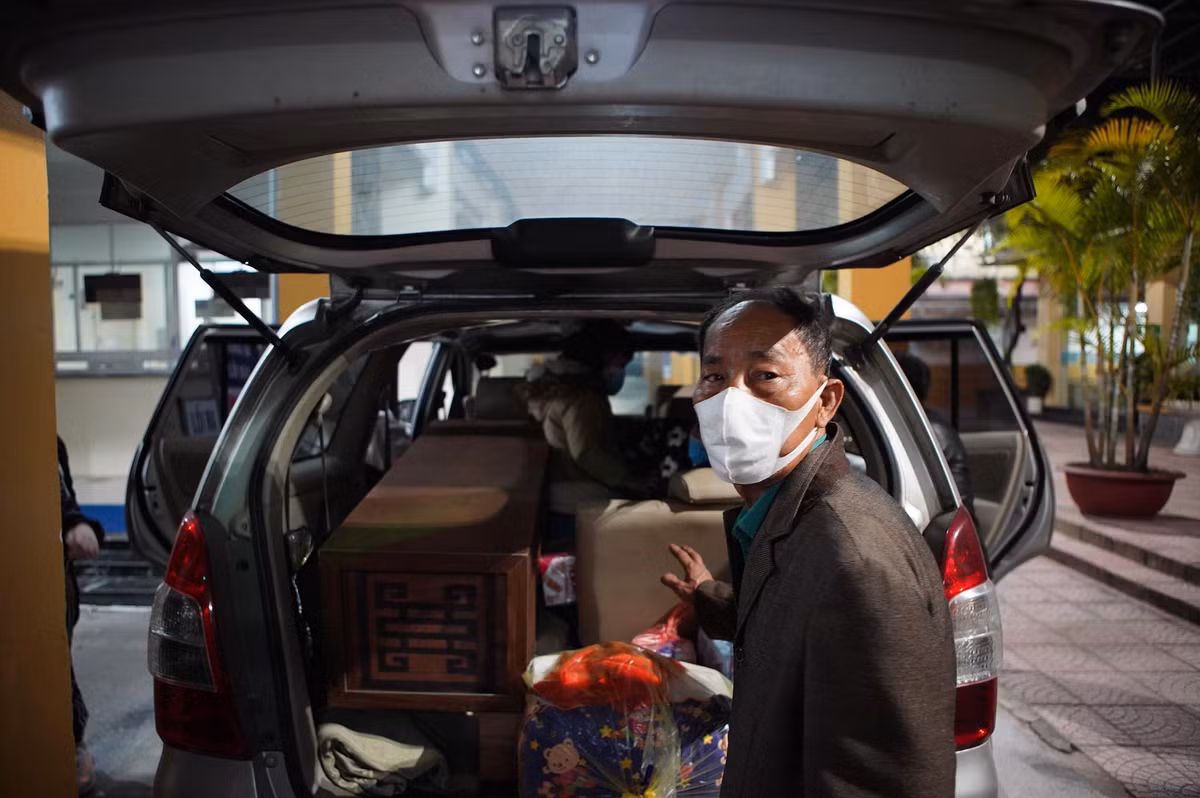  Làm rõ nguyên nhân bé gái 3 tuổi bị đóng đinh vào đầu tử vong. Ngày 13/3, bác sĩ Trần Văn Trung, Trưởng khoa Hồi sức Cấp cứu Nhi, Bệnh viện đa khoa Xanh Pôn cho biết, ngay khi nhập viện, bệnh nhi Đ.N.A. (3 tuổi, ở Thạch Thất, Hà Nội) đã bị tổn thương não quá nặng. Vì vậy sau gần 2 tháng điều trị tích cực, các bác sĩ đã cố gắng hết sức nhưng cháu bé đã không thể qua khỏi.