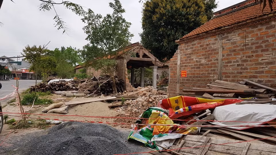 Nói về thông tin nhà chùa tu bổ công trình khi chưa được phép, Chủ tịch UBND huyện Ninh Giang Nguyễn Đình Tranh cho biết, UBND huyện đang yêu cầu UBND xã Đồng Tâm báo cáo vụ việc và sẽ thông tin sau cho báo chí. 