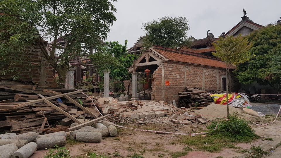 Trao đổi với PV Báo Tri thức và Cuộc sống chiều 14/3, ông Đinh Văn Châu - Chủ tịch UBND xã Đồng Tâm cho biết, khi nhận được thông tin vụ việc, lãnh đạo UBND xã đã xuống hiện trường, kịp thời chỉ đạo công an xã, đại diện nhà chùa và các công nhân đang thi công đưa nạn nhân đi cấp cứu nhưng không qua khỏi. 