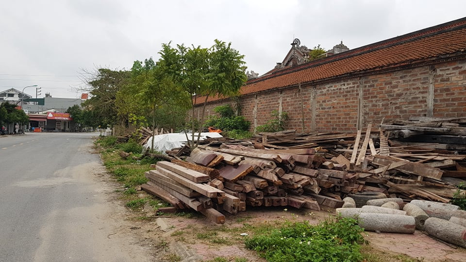 Số gỗ để tu bổ công trình được để bên cạnh chùa.