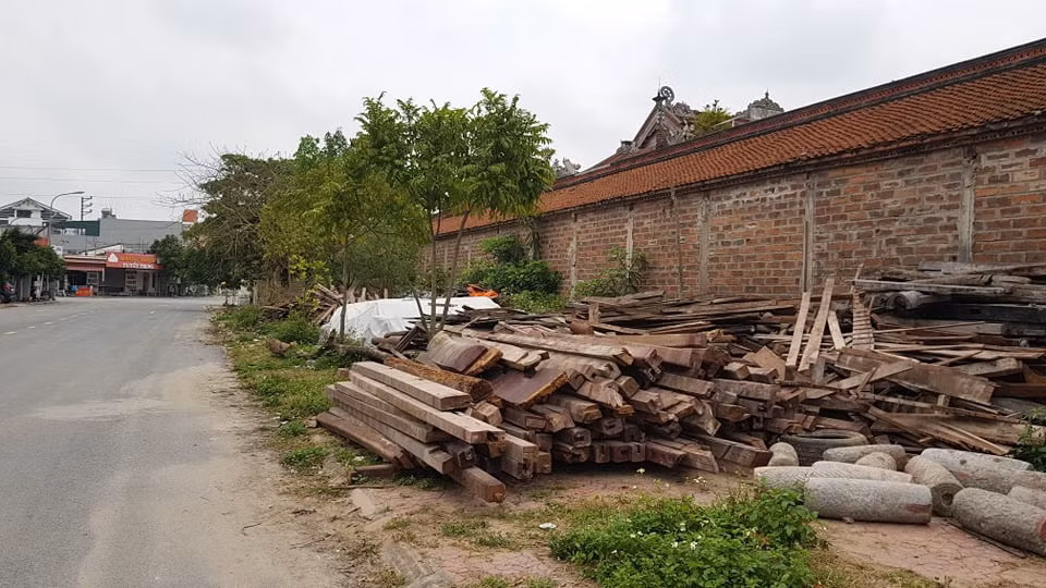 Số gỗ để tu bổ công trình được để bên cạnh chùa.