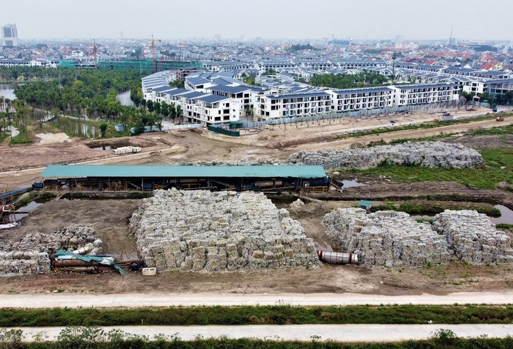 Hải Dương yêu cầu công ty Huy Hoàng di dời “núi” phế liệu nhựa - Hình 2 Hai Duong yeu cau cong ty Huy Hoang di doi “nui” phe lieu nhua-Hinh-2