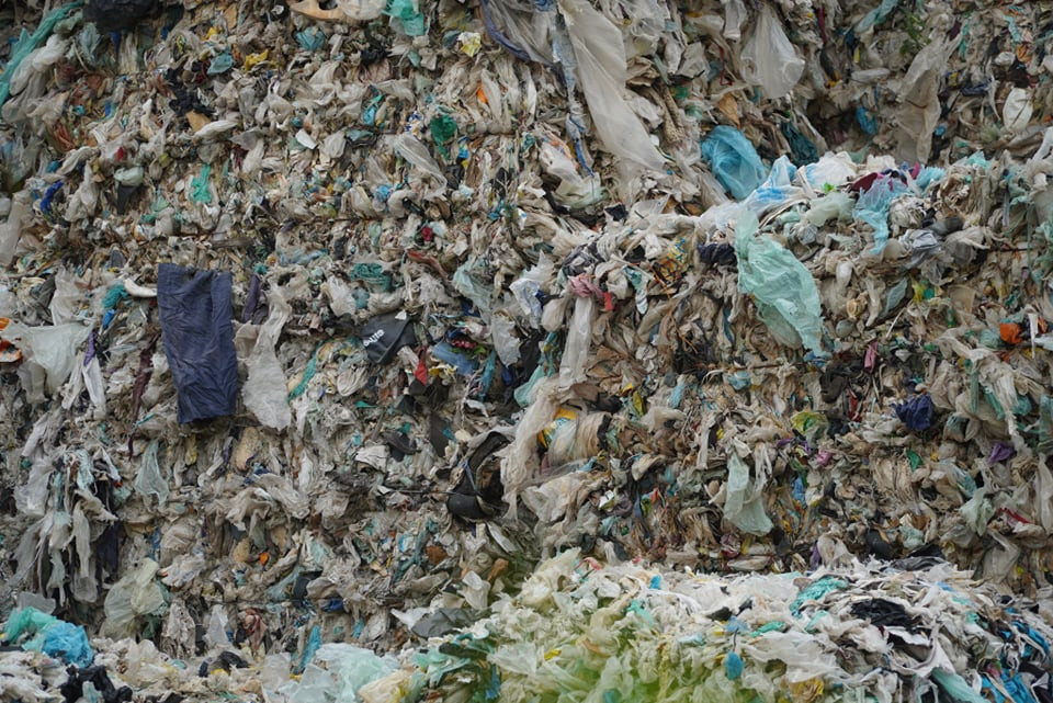 Hải Dương yêu cầu công ty Huy Hoàng di dời “núi” phế liệu nhựa - Hình 5 Hai Duong yeu cau cong ty Huy Hoang di doi “nui” phe lieu nhua-Hinh-5