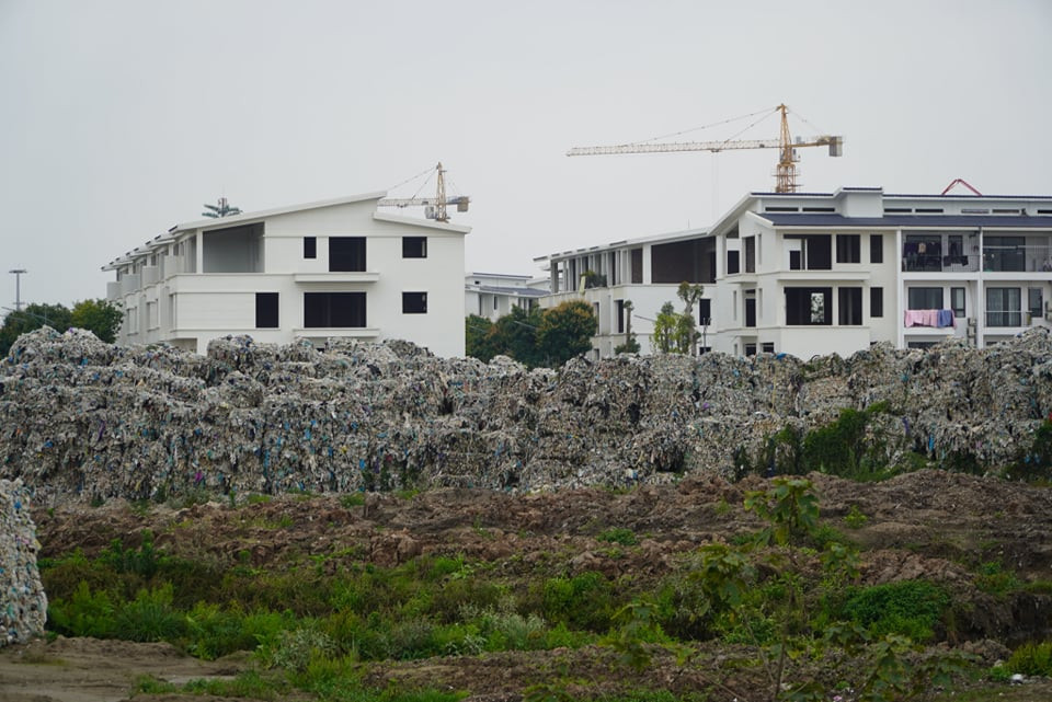 Hải Dương yêu cầu công ty Huy Hoàng di dời “núi” phế liệu nhựa - Hình 3 Hai Duong yeu cau cong ty Huy Hoang di doi “nui” phe lieu nhua-Hinh-3