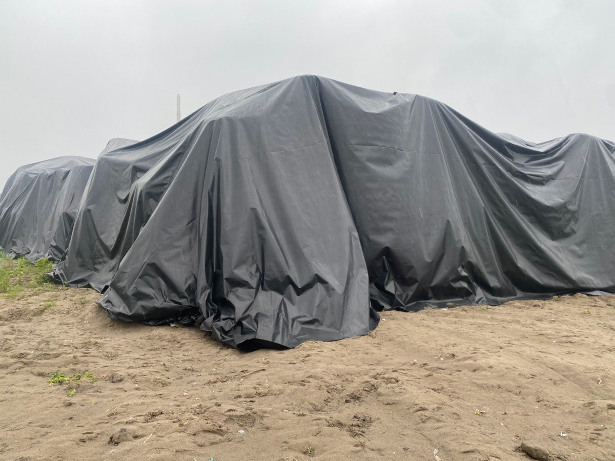 Hiện Công ty Huy Hoàng đã dùng bạt che chắn 5000 tấn phế liệu tập kết tại đây.