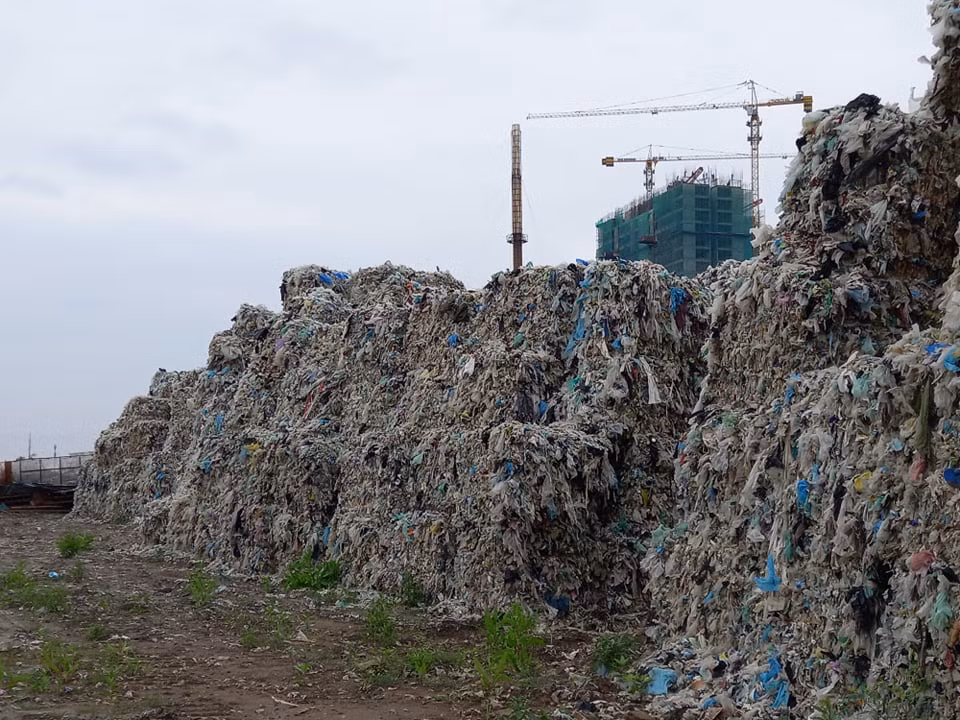 Công ty TNHH Huy Hoàng Hải Dương cũng có văn bản về 3 việc đề xuất xử lý chất thải rắn sinh hoạt đã chôn lấp tại bãi rác Đồng Vọng và nghiên cứu, đề xuất lập dự án đầu tư Nhà máy xử lý chất thải, công suất từ 150- 200 tấn/ngày đêm tại khu Đồng Vọng , phường Cộng Hòa, TP Chí Linh, tỉnh Hải Dương gửi lãnh đạo Thành ủy, UBND TP Chí Linh xem xét, chấp thuận.