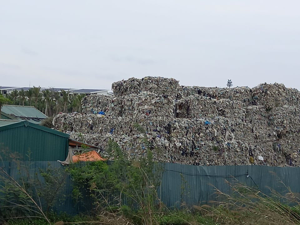 Hai Duong yeu cau cong ty Huy Hoang di doi “nui” phe lieu nhua-Hinh-6