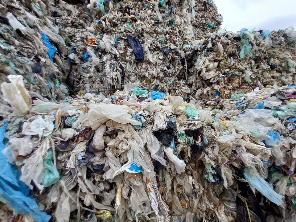 Sở Tài nguyên và Môi trường Hải Dương cho rằng, việc tập kết nilon sau giặt, rửa tại khu vực dự án là không đúng với phương án xử lý đã cam kết (nilon sau giặt, rửa được đem đi tái chế), gây mất mỹ quan đô thị, về lâu dài sẽ gây ảnh hưởng đến môi trường. Sở Tài nguyên và Môi trường giao Thanh tra Sở tiếp tục rà soát, làm rõ trách nhiệm của các bên liên quan, xử lý các vi phạm (nếu có) theo quy định của pháp luật.