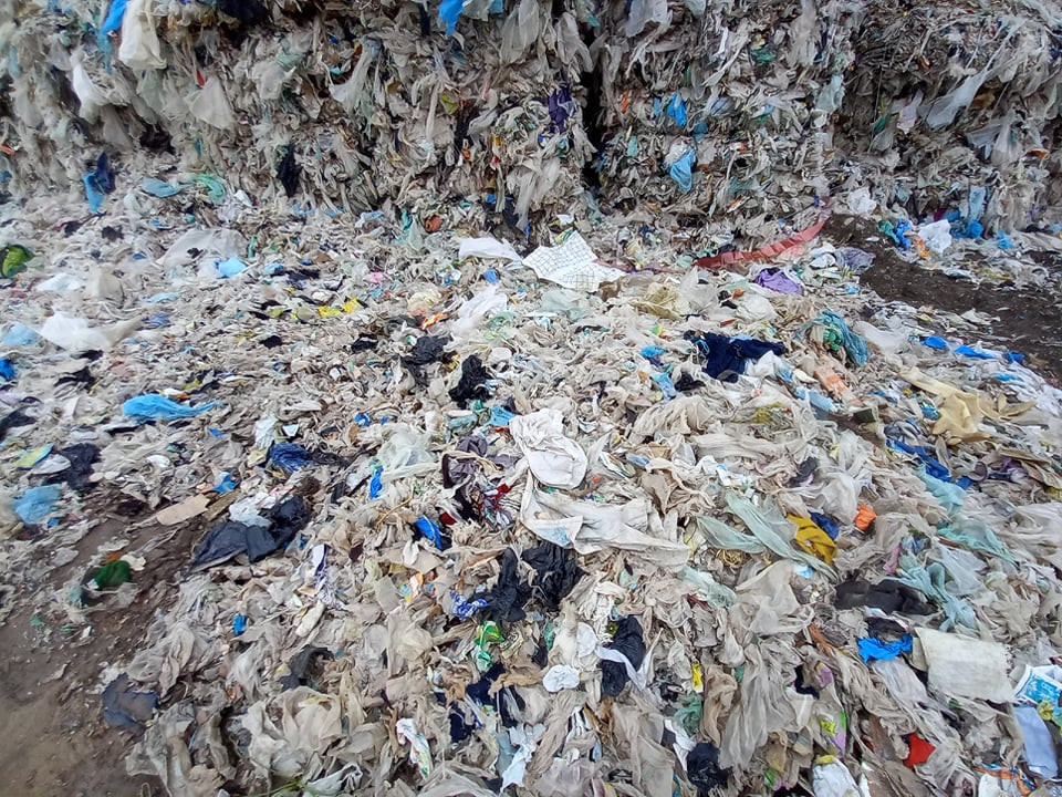 Mới đây, tại cuộc họp về các vấn đề liên quan đến xử lý rác thải tại bãi rác Soi Nam, Phó Chủ tịch Thường trực UBND tỉnh Hải Dương Lưu Văn Bản yêu cầu chủ dự án khẩn trương vận chuyển toàn bộ khối lượng nilon đã qua giặt, rửa ra khỏi khu vực dự án đến nơi tập kết theo quy định, thời gian hoàn thành chậm nhất trước ngày 15/5/2022.