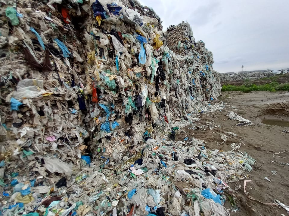 UBND tỉnh Hải Dương giao Sở Tài nguyên và Môi trường chủ trì, phối hợp với UBND TP Hải Dương theo dõi, đôn đốc, kiểm tra, giám sát việc vận chuyển toàn bộ khối lượng nilon ra khỏi dự án đến nơi tập kết, xử lý theo quy định. Sau thời hạn trên, nếu nhà đầu tư không thực hiện, Sở Tài nguyên và Môi trường sẽ phải tham mưu cho UBND tỉnh xử lý vi phạm theo quy định.