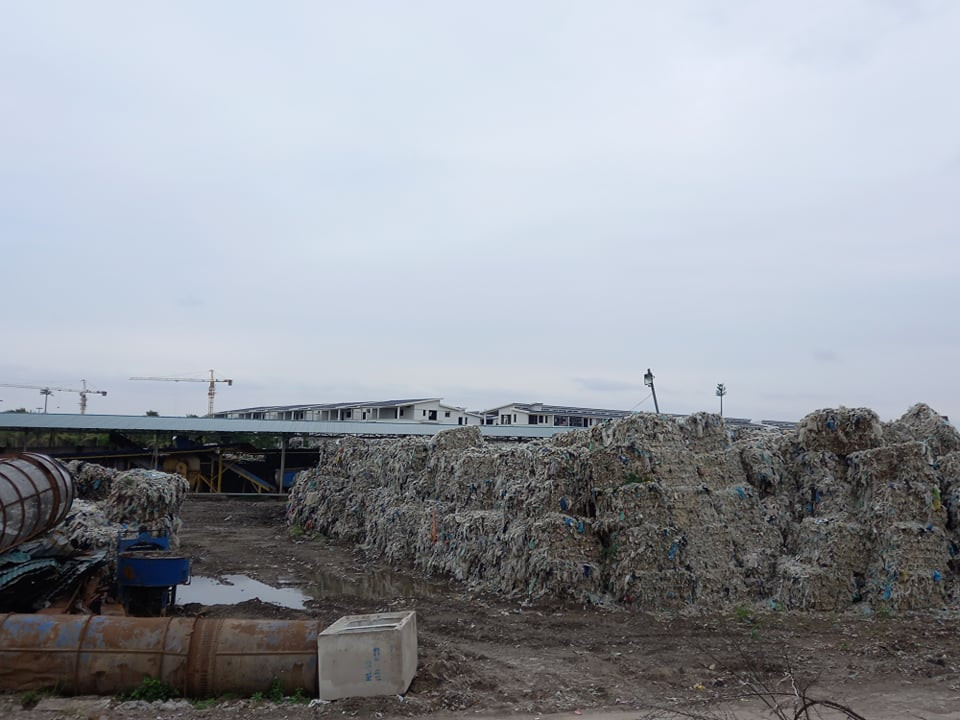 Sở Tài nguyên và Môi trường Hải Dương kiến nghị UBND tỉnh Hải Dương yêu cầu chủ đầu tư dự án phối hợp với Công ty TNHH Huy Hoàng Hải Dương khẩn trương lựa chọn giải pháp xử lý, vận chuyển toàn bộ các kiện nilon đang tập kết trong khu vực Dự án đến nơi xử lý.