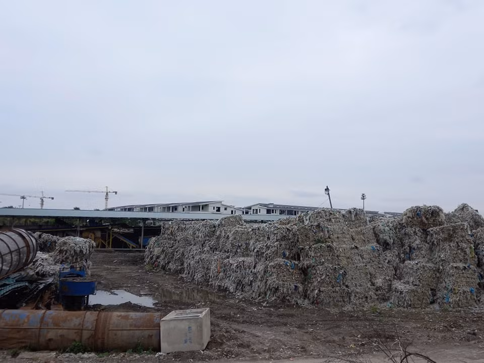 Sở Tài nguyên và Môi trường Hải Dương kiến nghị UBND tỉnh Hải Dương yêu cầu chủ đầu tư dự án phối hợp với Công ty TNHH Huy Hoàng Hải Dương khẩn trương lựa chọn giải pháp xử lý, vận chuyển toàn bộ các kiện nilon đang tập kết trong khu vực Dự án đến nơi xử lý.