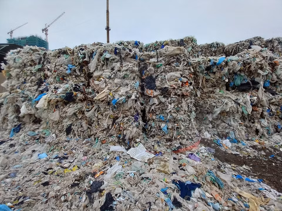 Do đó, nếu chấp thuận phương án 2, quá trình thực hiện Công ty TNHH Huy Hoàng Hải Dương không đáp ứng tốt các tiêu chí về môi trường sẽ tiếp tục ảnh hưởng đến Khu công nghiệp và các hộ dân trong khu vực. Công ty TNHH Huy Hoàng cần làm rõ phương án đầu tư, công nghệ xử lý báo cáo UBND tỉnh chỉ đạo các sở, ngành liên quan và UBND TP Chí Linh thẩm định, đánh giá, tham mưu UBND tỉnh xem xét quyết định.