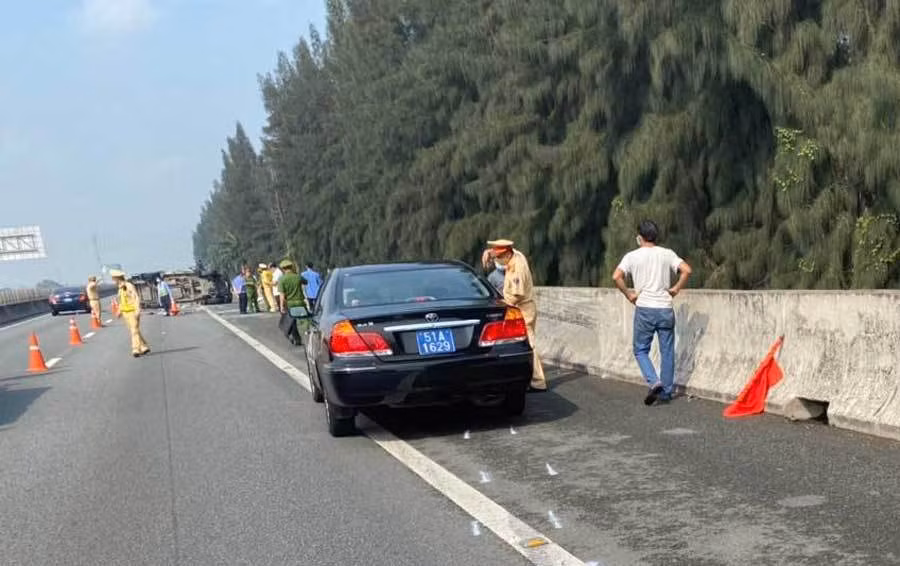 Lãnh đạo Bệnh viện Long An xác nhận đang cấp cứu cho ông Lê Hoà Bình. Hiện ông Lê Hòa Bình cùng các nạn nhân đang được đội ngũ y bác sĩ nỗ lực cứu chữa. TP HCM sẽ có thông tin chính thức việc này trong thời gian sớm nhất sau khi có kết luận của các cơ quan chức năng.