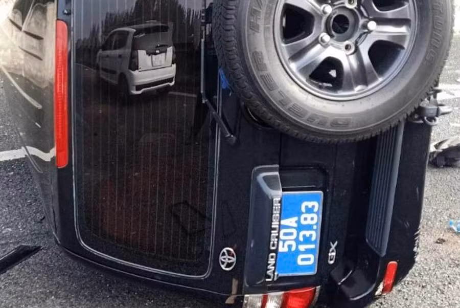 Vụ tai nạn xảy ra khoảng 7h30 sáng 29/3 tại km 21+700 trên cao tốc TP HCM - Trung Lương, đoạn qua huyện Bến Lức, tỉnh Long An. Thời điểm đó, ô tô biển số xanh 50A - 013.83 do lái xe Nguyễn Quang Vinh (SN 1989, trú tại quận Phú Nhuận) chở ông Lê Hòa Bình - Phó Chủ tịch UBND TP HCM và ông Dương Tấn Trước hướng về Tiền Giang đến địa phận trên bị nổ lốp và lật ngang. 