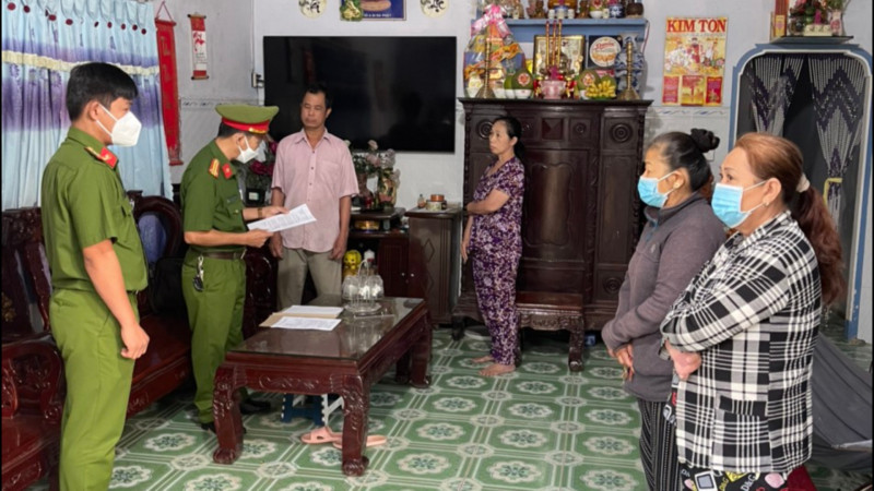 Sáng cùng ngày, Công an tỉnh Đồng Nai cũng đã thi hành lệnh bắt bị can để tạm giam và lệnh khám xét nơi ở, nơi làm việc đối với bị can Nguyễn Hữu Thành - người bị thu hồi đất tại Dự án Khu dân cư thương mại Phước Thái (đóng tại phường Tam Phước, TP Biên Hòa). 