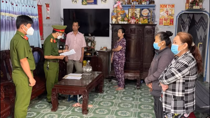 Sáng cùng ngày, Công an tỉnh Đồng Nai cũng đã thi hành lệnh bắt bị can để tạm giam và lệnh khám xét nơi ở, nơi làm việc đối với bị can Nguyễn Hữu Thành - người bị thu hồi đất tại Dự án Khu dân cư thương mại Phước Thái (đóng tại phường Tam Phước, TP Biên Hòa). 