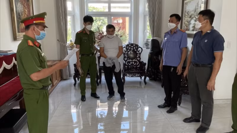 Trong sáng 4/3, Cơ quan CSĐT Công an tỉnh cũng đã cống bố quyết định khởi tố bị can, thi hành lệnh bắt tạm giam đối với ông Trương Quốc Tuấn - nguyên Tổng GĐ Công ty CPĐT kinh doanh nhà Phước Thái để điều tra về hành vi vi phạm quy định về bồi thường, hỗ trợ, tái định cư khi nhà nước thu hồi đất. 