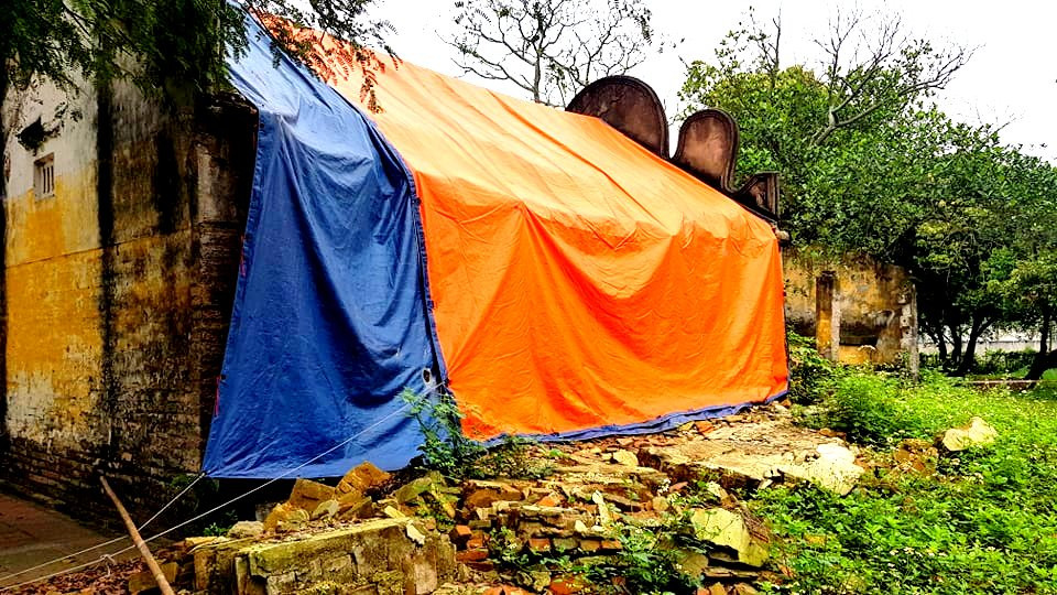 Phần lớn bức tường dài hơn 7 m, cao 2,3 m được xây bằng gạch cổ đã bị đổ sập. Phần mái ngói phía sau hậu cung cũng bị sạt, ngói cổ bị rơi vỡ một phần. Nhiều xà, kèo bằng gỗ có hiện tượng mọt, mục và nguy cơ gãy rất cao.