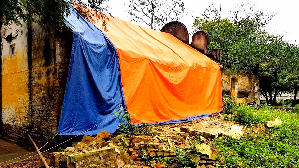 Phần lớn bức tường dài hơn 7 m, cao 2,3 m được xây bằng gạch cổ đã bị đổ sập. Phần mái ngói phía sau hậu cung cũng bị sạt, ngói cổ bị rơi vỡ một phần. Nhiều xà, kèo bằng gỗ có hiện tượng mọt, mục và nguy cơ gãy rất cao.