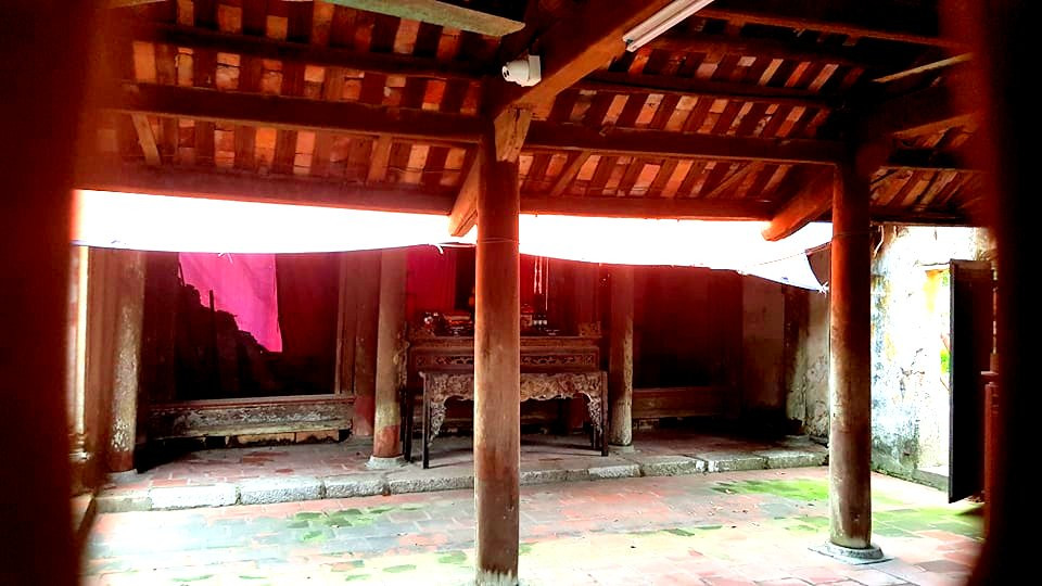 Do tường đổ sập, nhiều cổ vật trong chùa đã được di dời.