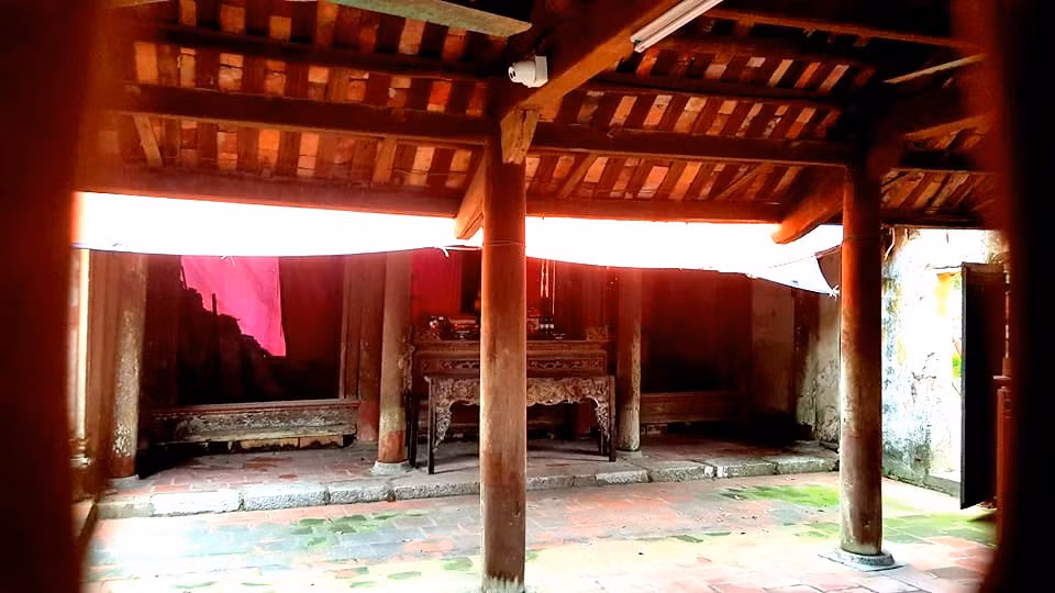 Do tường đổ sập, nhiều cổ vật trong chùa đã được di dời.