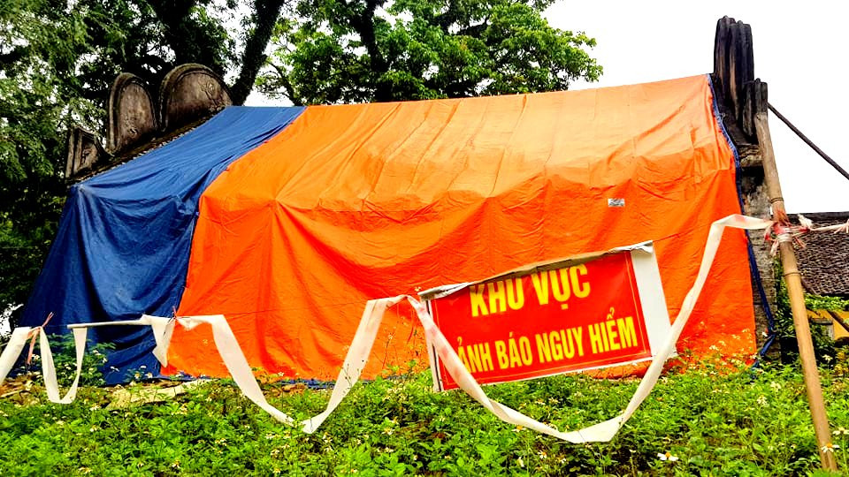 Chính quyền địa phương đã dùng bạt che phủ khu vực bức tường đã bị đổ sập.