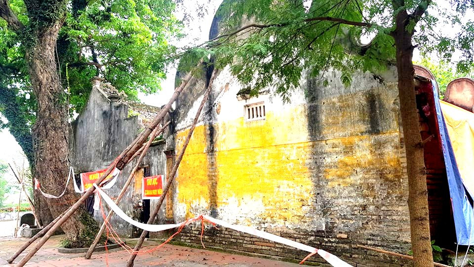 Chính quyền địa phương chống tường đầu hồi bằng những cây gỗ và đặt biển cảnh bảo khu vực nguy hiểm.