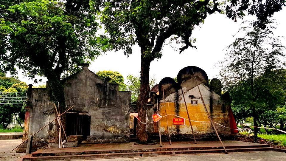 Tuy nhiên, trải qua hơn 300 năm, đặc biệt là bị ảnh hưởng của cơn bão số 7 năm 2021, hiện nay 3 gian hậu cung thờ Đức Thánh Cả đã bị xuống cấp nghiêm trọng.