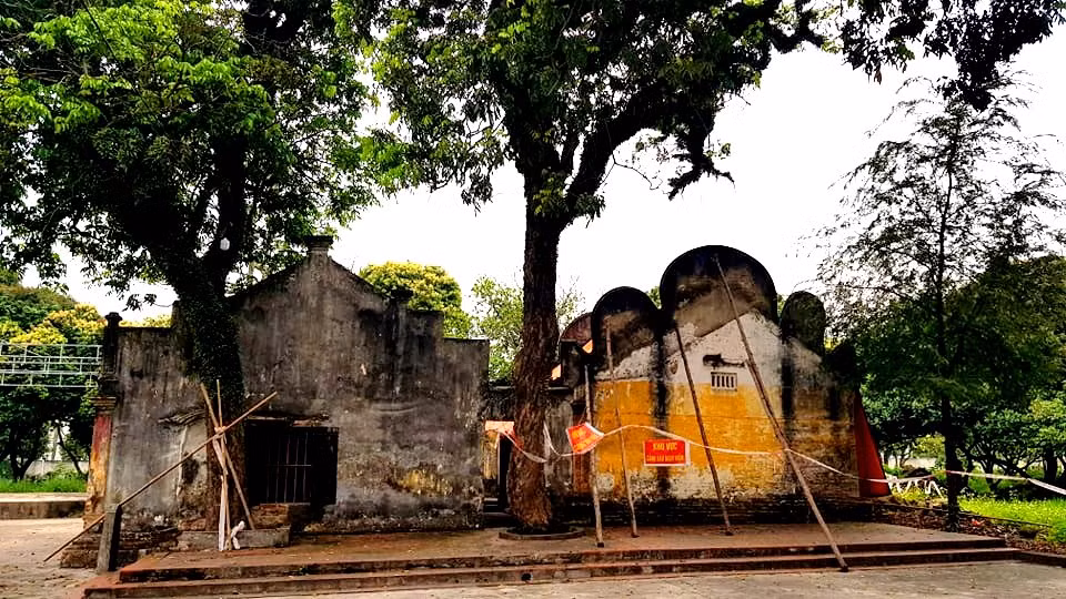 Tuy nhiên, trải qua hơn 300 năm, đặc biệt là bị ảnh hưởng của cơn bão số 7 năm 2021, hiện nay 3 gian hậu cung thờ Đức Thánh Cả đã bị xuống cấp nghiêm trọng.