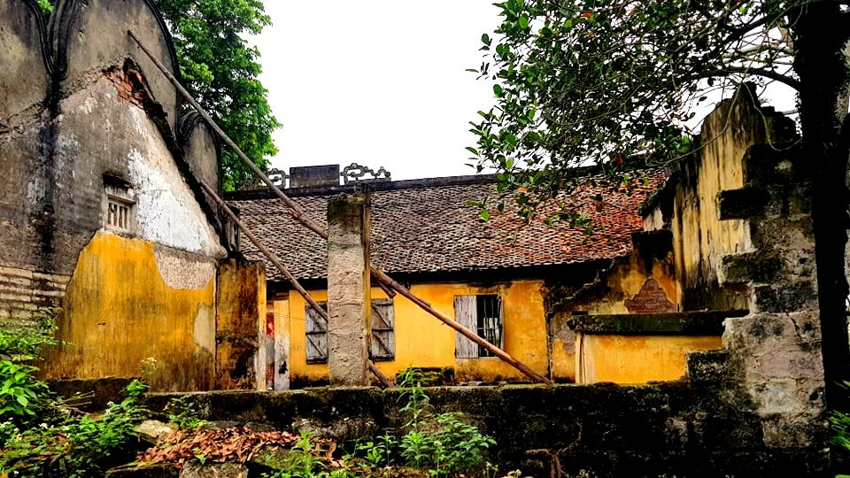 Trao đổi với PV Báo Tri thức và Cuộc sống, đại đức Thích Thanh Ngọc - Trụ trì chùa Cảnh Linh cho biết, do chùa bị xuống cấp, tường bị đổ sập và có nguy cơ sập bất cứ khi nào, nhà chùa cũng đề xuất lên chính quyền địa phương về việc tu sửa chùa nhưng đến nay do khó khăn về thủ tục nên vẫn chưa được.