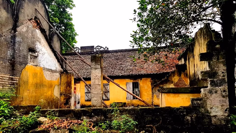 Trao đổi với PV Báo Tri thức và Cuộc sống, đại đức Thích Thanh Ngọc - Trụ trì chùa Cảnh Linh cho biết, do chùa bị xuống cấp, tường bị đổ sập và có nguy cơ sập bất cứ khi nào, nhà chùa cũng đề xuất lên chính quyền địa phương về việc tu sửa chùa nhưng đến nay do khó khăn về thủ tục nên vẫn chưa được.