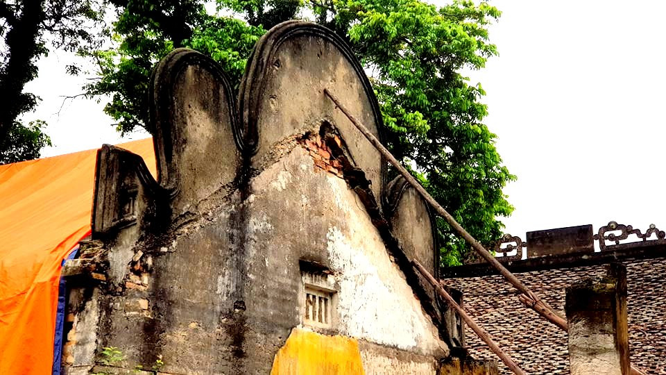 “Nhà chùa muốn trùng tu gian thờ Đức Thánh Cả và trùng tu Tam Bảo do ngày xưa Tam Bảo bị tàn phá mất hết rồi. Ba gian bị xuống cấp nghiêm trọng như trên thờ Đức Thánh Cả. Trước đây thờ ở đình nhưng vì truyền thuyết Đức Thánh Cả giữ chùa nên dân làng thờ ngoài chùa”, đại đức Thích Thanh Ngọc nói.