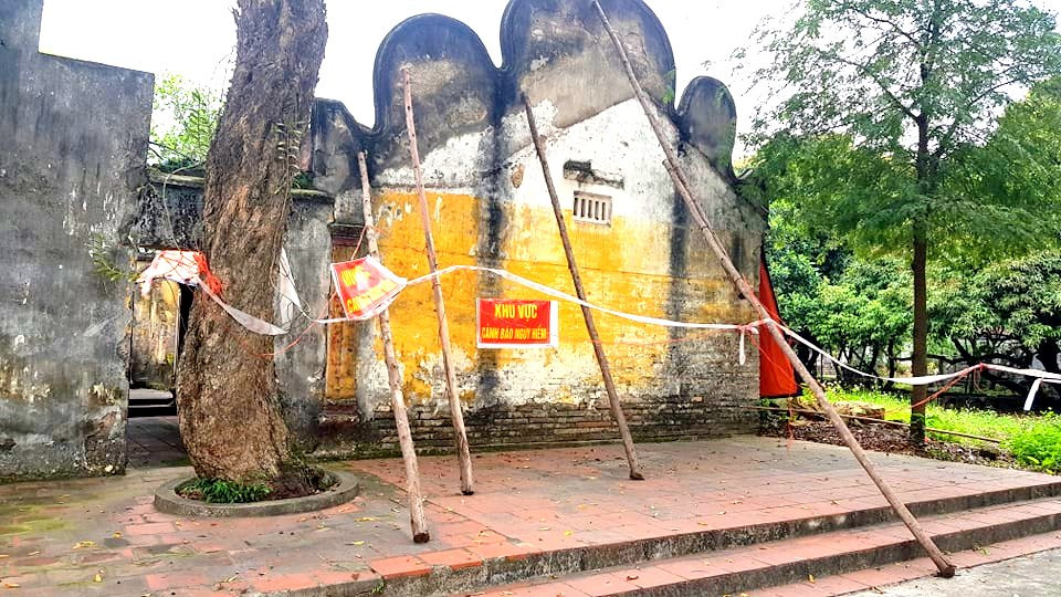 Hai bức tường đầu hồi và toàn bộ mái khu vực hậu cung thờ Đức Thánh Cả có nguy cơ đổ sập.