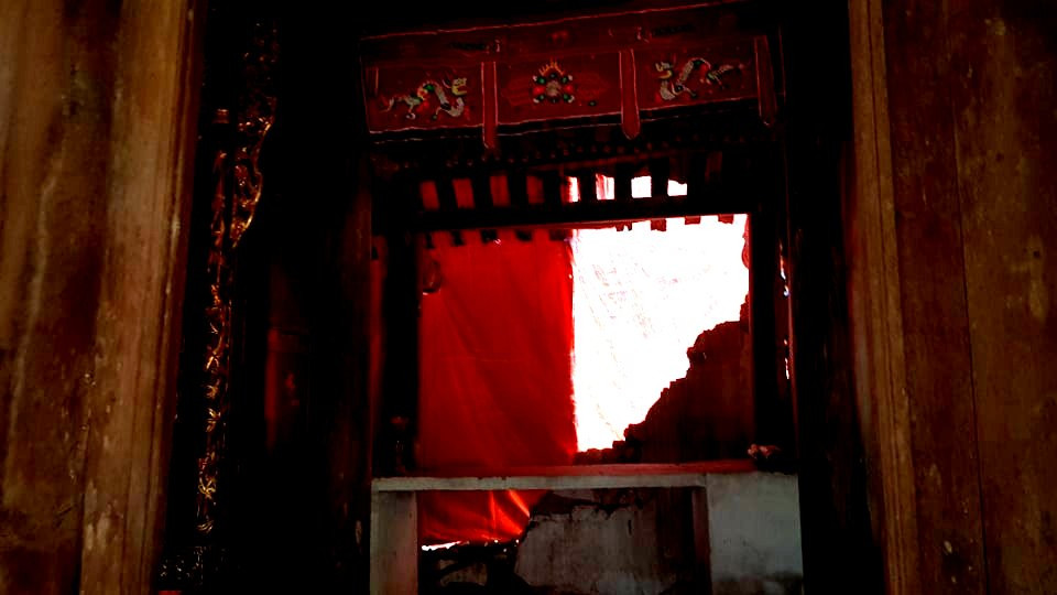 Bức tường đổ sập khiến ngôi chùa có nguy cơ sập bất cứ khi nào.