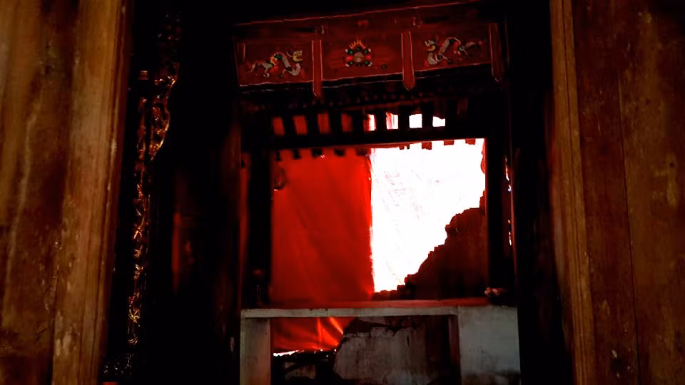 Bức tường đổ sập khiến ngôi chùa có nguy cơ sập bất cứ khi nào.