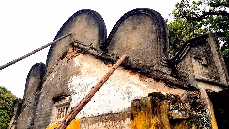 Để đảm bảo an toàn cho người dân, UBND xã Phúc Thành đã tiến hành chăng dây khoanh vùng, cảnh báo khu vực nguy hiểm để người dân không đến gần và tiếp tục chằng chống phần tường hai bức tường đầu hồi, che phủ bạt lên mái chùa để che mưa, che nắng cho di tích.