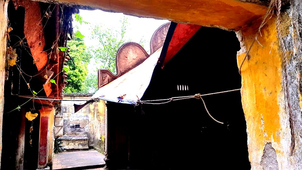 Phần bạt được che phủ lên mái.