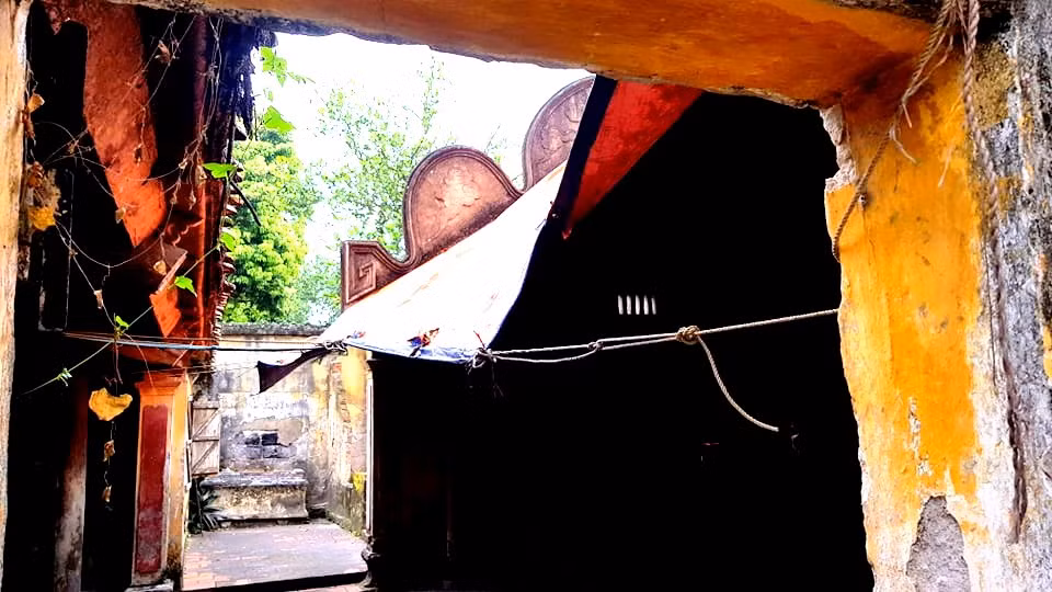 Phần bạt được che phủ lên mái.